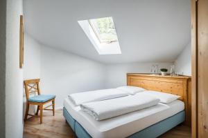 カンポ・トゥーレスにあるApartments Mühleggのベッドルーム1室(ベッド1台、テーブル、椅子付)