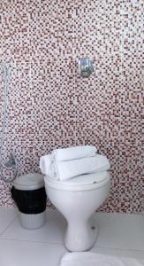 łazienka z toaletą z ręcznikami w obiekcie Pousada Panceiro w mieście Cabo Frio
