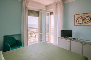 una camera con letto e vista sull'oceano di Hotel Garden a Porto San Giorgio