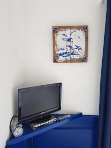 a tv sitting on top of a blue table at Café Brasserie Het Heerenhuis in Het Kalf