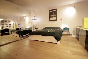 Giường trong phòng chung tại Loft artistico nel centro di Torino (Quadrilatero)
