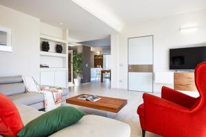 TV a/nebo společenská místnost v ubytování Villa Giame - Heated Pool, Beach at 350m