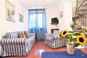 salon z 2 kanapami i wazą kwiatów w obiekcie Casa delle Palme w mieście Monsagrati +16 zdjęć