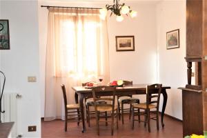 ein Esszimmer mit einem Tisch und Stühlen in der Unterkunft Casa delle Palme in Monsagrati