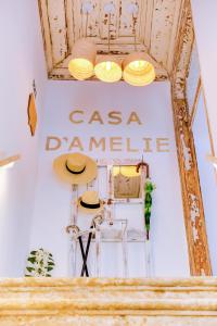 Una habitación con un cartel que dice Casa Daniella en A Casa D'Amelie en Faro