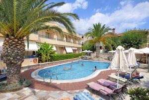 Bazén v ubytovaní Lefktron Hotel alebo v jeho blízkosti