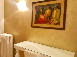 une peinture murale au-dessus des toilettes dans la salle de bains dans l'établissement Biancaluna, à Rome