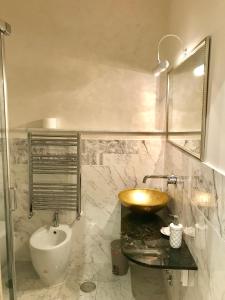 ein Badezimmer mit einem Waschbecken, einem Spiegel und einem Waschbecken in der Unterkunft Biancalunagiulia in Rom + 63 Fotos