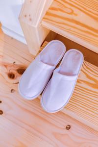 um par de sapatos brancos sentados num piso de madeira em A Casa D'Amelie em Faro