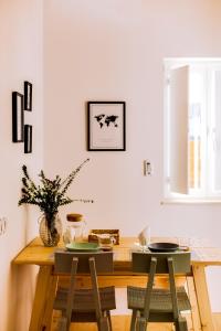 comedor con mesa de madera y sillas en A Casa D'Amelie, en Faro