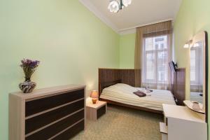 um pequeno quarto com uma cama e uma janela em Opera Theater Apartments em Lviv