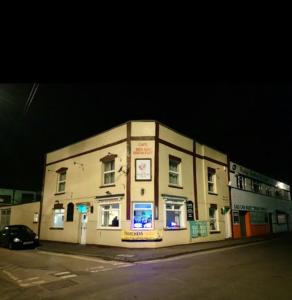 un edificio en la esquina de una calle por la noche en The Fox, en Bristol