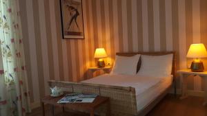 sypialnia z łóżkiem z 2 lampami i stołem w obiekcie B&B de Oude Hofstee w mieście Maasdam