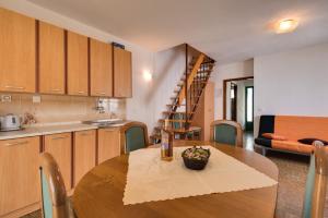 Kuchyň nebo kuchyňský kout v ubytování Apartments Kronja