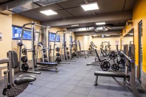 un gimnasio con mucho equipamiento en una habitación en Hotel Bergheim, en Bergheim