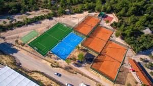 Amadria Park Kids Hotel Andrija内部或周边的网球和/或壁球设施