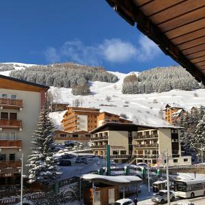 a view of a ski resort in the snow at Le joli nid in Les Deux Alpes