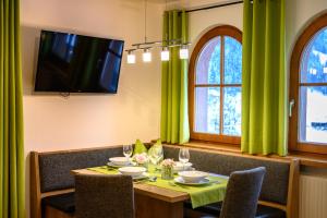 Televízia a/alebo spoločenská miestnosť v ubytovaní Appartement Gruber-Hofer