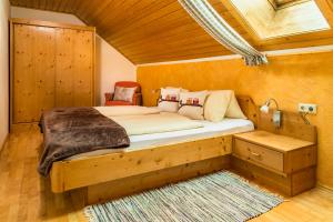 A bed or beds in a room at Urbangut