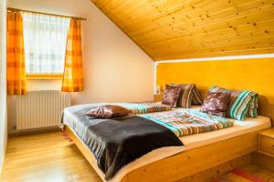 A bed or beds in a room at Urbangut