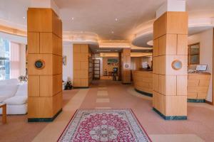 a lobby with wooden columns and a rug at Hotel Garden in Porto San Giorgio