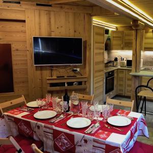 tavolo da pranzo con panna da tavola rossa e bianca di Le joli nid a Les Deux Alpes