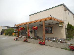 a building with flowers on the front of it at Lazy Bear Lodge in Cranbrook