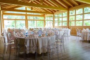 a room full of tables and chairs with white table cloth at Hotel Cepina Albergo Incantato in Valdisotto