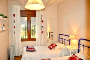 1 dormitorio con 2 camas y ventana en Villa Miranda, en El Rompido