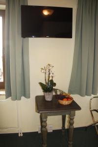 a table with a bowl of fruit on it in a room at Landhaus Am Westerwald in Martinfeld