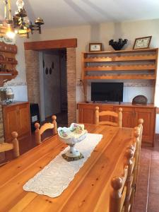 Villanueva de la Jara的住宿－Pensión Santa Teresa，用餐室配有木桌和碗