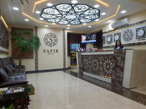 Area lobi atau resepsionis di SAFIR BUSINESS HOTEL o