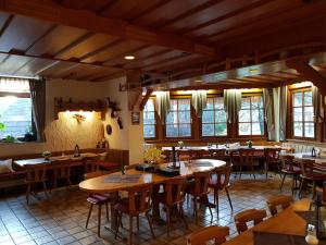 Un restaurante o sitio para comer en Gasthaus Dörsthof