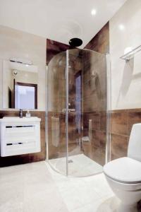 ネルハにあるVilla Frigiliana San Rafaelのバスルーム(シャワー、トイレ、シンク付)