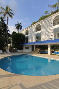 a large blue swimming pool in front of a building at Maravillosa casa con 7 habitaciones, acceso directo a playa pichilingue, bahía de puerto marqués, zona diamante Acapulco in Acapulco