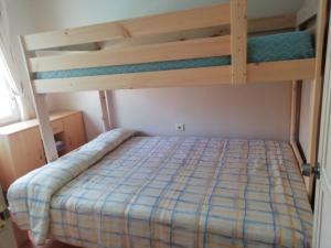 ラ・マリーナにあるMaison Alicante - Urb La Marinaのベッドルーム1室(二段ベッド1組、青と黄色のマットレス付)
