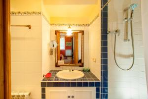 Casa Rural Mailan PARKING INCLUIDO的一间浴室