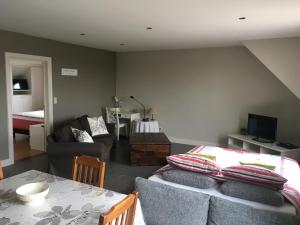 a living room with a couch and a table at Guesthouse De Middelvelden in Arendonk