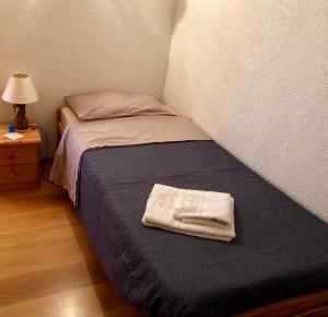 Uma cama ou camas num quarto em Crans center and close to the ski lifts