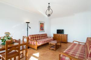 una sala de estar con un sofá y una mesa en Mirachoro Portimao, en Portimão