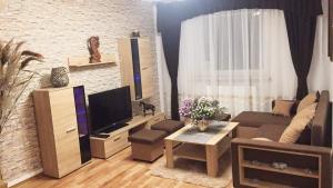 salon z kanapą i telewizorem w obiekcie Książkowa 7E by Homeprime w Warszawie