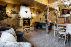 普雷代亚尔普雷代亚尔玛丽亚乡村别墅的带壁炉和桌子的客厅