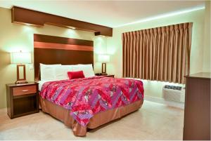 Tempat tidur dalam kamar di Oceans Beach Resort & Suites