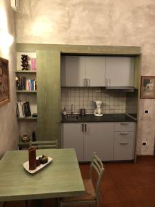 Kitchen o kitchenette sa Appartamento Duomo