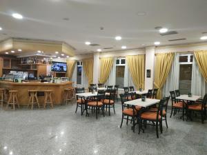 A restaurant or other place to eat at Hotel Real de Castilla