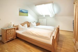 - une chambre avec un grand lit et une fenêtre dans l'établissement Bergblick, à Fischen im Allgäu