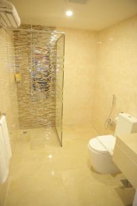 ein Bad mit einem WC und einer Glasdusche in der Unterkunft Intour Al Khafji Hotel in Al Khafji