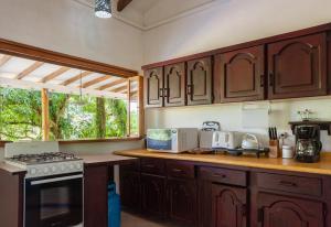 ครัวหรือมุมครัวของ Casa Cedro - Portasol Vacation Rentals