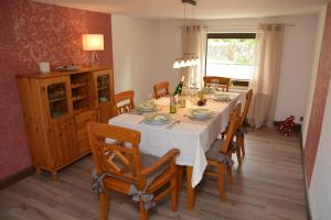 a dining room with a white table and chairs at Ferienwohnung Arnold in Stolpen