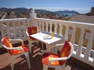 una mesa y sillas en un balcón con vistas en Casa Margarete Puerto de Mazarron, en Puerto de Mazarrón